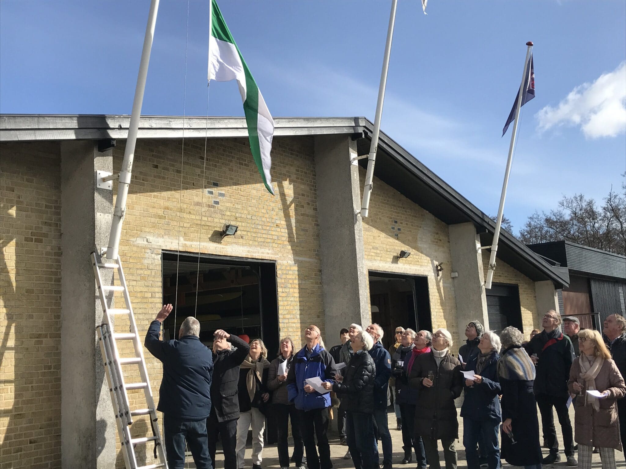 Standerhejsning på Brabrand Rostadion 29. marts 2022